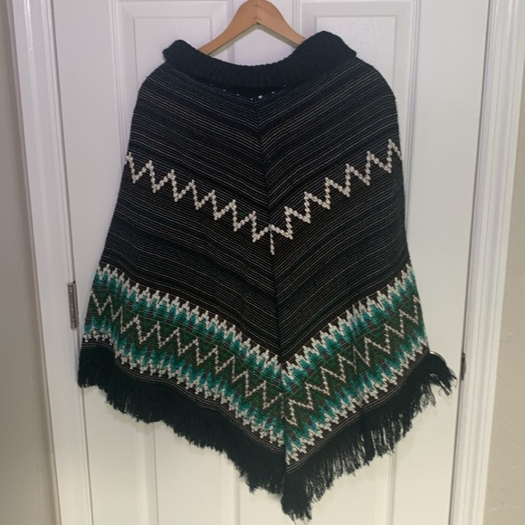 Mexican textile poncho with buttons and collar - Picture 4 of 10